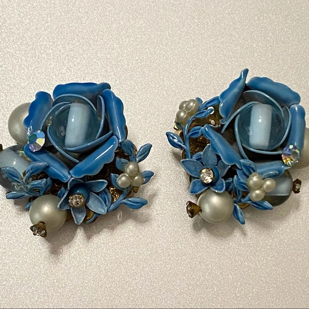 Vintage Mid-Century Enamel, Rhinestones & Pearl Blue Flower Clip On Earrings - Picture 6 of 11